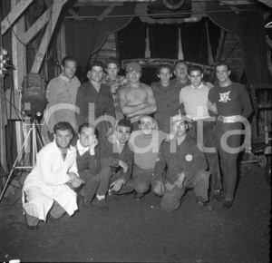 1953 BRESCIA CIRCO DARIX TOGNI Gruppo di artisti NEGATIVO ORIGINALE Nel negativo il Circo Darix TogniNegativo originale in bianco e nero su pellicola.  E' SEVERAMENTE VIETATA LA RIPRODUZIONE.TUTTI I DIRITTI SONO RISERVATI.ICharta mette in vendita, sul negozio eBay e in esclusiva sul sito "icharta" il proprio archivio composto da numerose diapositive e negativi fotografici d'epoca, tutti originali e autentici.Si tratta di uno sguardo inedito sull'attualità, la politica, la vita quotidiana, il gossip e la cultura, che fotografa il cambiamento della nazione (e non solo) tra il 1890 ed il 1990 circa. Un'occasione unica per il mercato del collezionismo, che vede finalmente disponibile un archivio eccezionale per vastità, tematiche e condizioni, in un settore (il negativo fotografico e la diapositiva) di assoluta novità e dalle interessanti prospettive di investimento. CONDIZIONI:FAIR/discretoFORMATO: cm 6 x 6 originale e autentica 1