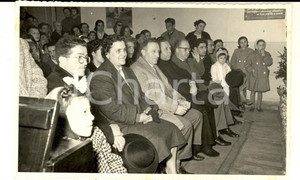 Fotografia d epoca originale 1950 ca MILLESIMO SV Spettatori al teatro delle suore Foto VINTAGE 14x8 1