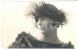 Documento originale, autentico 1920 ca MODA VINTAGE Donna con cappello di piume CURIOSA 3 1