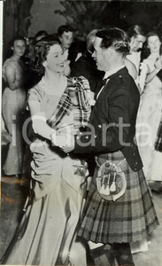 Fotografia d epoca originale 1949 SCOTLAND  ABOYNE BALL Future Queen Elizabeth II dancing with David Bogle 2 1