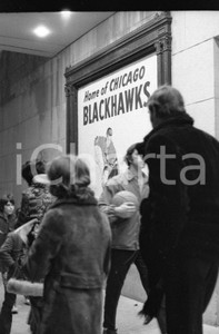 1973 CHICAGO Blackhawks fans Chicago Stadium NEGATIVO ORIGINALE 5 Negativo originale in bianco e nero su pellicola.  E' SEVERAMENTE VIETATA LA RIPRODUZIONE.TUTTI I DIRITTI SONO RISERVATI.ICharta mette in vendita, sul negozio eBay e in esclusiva sul sito "icharta" il proprio archivio composto da numerose diapositive e negativi fotografici d'epoca, tutti originali e autentici.Si tratta di uno sguardo inedito sull'attualità, la politica, la vita quotidiana, il gossip e la cultura, che fotografa il cambiamento della nazione (e non solo) tra il 1890 ed il 1990 circa. Un'occasione unica per il mercato del collezionismo, che vede finalmente disponibile un archivio eccezionale per vastità, tematiche e condizioni, in un settore (il negativo fotografico e la diapositiva) di assoluta novità e dalle interessanti prospettive di investimento. CONDIZIONI:FAIR/discretoFORMATO: 35mm originale e autentica 1