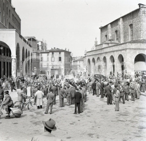 1951 BRESCIA Festa dei Bersaglieri NEGATIVO ORIGINALE 10 Negativo originale in bianco e nero su pellicola.  E' SEVERAMENTE VIETATA LA RIPRODUZIONE.TUTTI I DIRITTI SONO RISERVATI.ICharta mette in vendita, sul negozio eBay e in esclusiva sul sito "icharta" il proprio archivio composto da numerose diapositive e negativi fotografici d'epoca, tutti originali e autentici.Si tratta di uno sguardo inedito sull'attualità, la politica, la vita quotidiana, il gossip e la cultura, che fotografa il cambiamento della nazione (e non solo) tra il 1890 ed il 1990 circa. Un'occasione unica per il mercato del collezionismo, che vede finalmente disponibile un archivio eccezionale per vastità, tematiche e condizioni, in un settore (il negativo fotografico e la diapositiva) di assoluta novità e dalle interessanti prospettive di investimento. CONDIZIONI:FAIR/discretoFORMATO: cm 6 x 6 originale e autentica 1