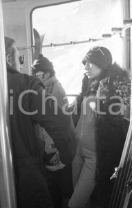 1970 ca CERVINIA Mike e Daniela BONGIORNO in funivia NEGATIVO ORIGINALE 10 Negativo originale in bianco e nero su pellicola.  E' SEVERAMENTE VIETATA LA RIPRODUZIONE.TUTTI I DIRITTI SONO RISERVATI.ICharta mette in vendita, sul negozio eBay e in esclusiva sul sito "icharta" il proprio archivio composto da numerose diapositive e negativi fotografici d'epoca, tutti originali e autentici.Si tratta di uno sguardo inedito sull'attualità, la politica, la vita quotidiana, il gossip e la cultura, che fotografa il cambiamento della nazione (e non solo) tra il 1890 ed il 1990 circa. Un'occasione unica per il mercato del collezionismo, che vede finalmente disponibile un archivio eccezionale per vastità, tematiche e condizioni, in un settore (il negativo fotografico e la diapositiva) di assoluta novità e dalle interessanti prospettive di investimento. CONDIZIONI:FAIR/discretoFORMATO: 35mm originale e autentica 1