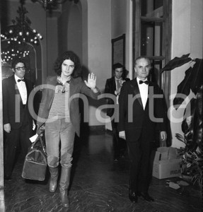 1971 SANREMO - DONATELLO Giuliano Illiani backstage Casino NEGATIVO ORIGINALE 2 Negativo originale in bianco e nero su pellicola.  E' SEVERAMENTE VIETATA LA RIPRODUZIONE.TUTTI I DIRITTI SONO RISERVATI.ICharta mette in vendita, sul negozio eBay e in esclusiva sul sito "icharta" il proprio archivio composto da numerose diapositive e negativi fotografici d'epoca, tutti originali e autentici.Si tratta di uno sguardo inedito sull'attualità, la politica, la vita quotidiana, il gossip e la cultura, che fotografa il cambiamento della nazione (e non solo) tra il 1890 ed il 1990 circa. Un'occasione unica per il mercato del collezionismo, che vede finalmente disponibile un archivio eccezionale per vastità, tematiche e condizioni, in un settore (il negativo fotografico e la diapositiva) di assoluta novità e dalle interessanti prospettive di investimento. CONDIZIONI:FAIR/discretoFORMATO: cm 6 x 6 originale e autentica 1