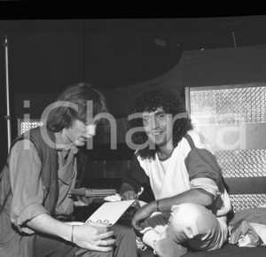 1975 ca Stefano D'ORAZIO dei POOH con giornalista NEGATIVO ORIGINALE  4 Negativo originale in bianco e nero su pellicola.  E' SEVERAMENTE VIETATA LA RIPRODUZIONE.TUTTI I DIRITTI SONO RISERVATI.ICharta mette in vendita, sul negozio eBay e in esclusiva sul sito "icharta" il proprio archivio composto da numerose diapositive e negativi fotografici d'epoca, tutti originali e autentici.Si tratta di uno sguardo inedito sull'attualità, la politica, la vita quotidiana, il gossip e la cultura, che fotografa il cambiamento della nazione (e non solo) tra il 1890 ed il 1990 circa. Un'occasione unica per il mercato del collezionismo, che vede finalmente disponibile un archivio eccezionale per vastità, tematiche e condizioni, in un settore (il negativo fotografico e la diapositiva) di assoluta novità e dalle interessanti prospettive di investimento. CONDIZIONI:FAIR/discretoFORMATO: 35mm originale e autentica 1