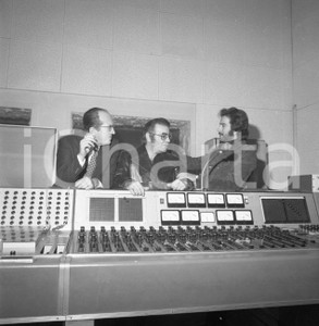 1970 ca MILANO Augusto MARTELLI Oreste CANFORA  Jimmy NEBB*NEGATIVO ORIGINALE Negativo originale in bianco e nero su pellicola.  E' SEVERAMENTE VIETATA LA RIPRODUZIONE.TUTTI I DIRITTI SONO RISERVATI.ICharta mette in vendita, sul negozio eBay e in esclusiva sul sito "icharta" il proprio archivio composto da numerose diapositive e negativi fotografici d'epoca, tutti originali e autentici.Si tratta di uno sguardo inedito sull'attualità, la politica, la vita quotidiana, il gossip e la cultura, che fotografa il cambiamento della nazione (e non solo) tra il 1890 ed il 1990 circa. Un'occasione unica per il mercato del collezionismo, che vede finalmente disponibile un archivio eccezionale per vastità, tematiche e condizioni, in un settore (il negativo fotografico e la diapositiva) di assoluta novità e dalle interessanti prospettive di investimento. CONDIZIONI:FAIR/discretoFORMATO: cm 6 x 6 originale e autentica 1