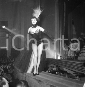 1953 BRESCIA Teatro Odeon soubrette Compagnia Nino TARANTO NEGATIVO ORIGINALE 8 Negativo originale in bianco e nero su pellicola.  E' SEVERAMENTE VIETATA LA RIPRODUZIONE.TUTTI I DIRITTI SONO RISERVATI.ICharta mette in vendita, sul negozio eBay e in esclusiva sul sito "icharta" il proprio archivio composto da numerose diapositive e negativi fotografici d'epoca, tutti originali e autentici.Si tratta di uno sguardo inedito sull'attualità, la politica, la vita quotidiana, il gossip e la cultura, che fotografa il cambiamento della nazione (e non solo) tra il 1890 ed il 1990 circa. Un'occasione unica per il mercato del collezionismo, che vede finalmente disponibile un archivio eccezionale per vastità, tematiche e condizioni, in un settore (il negativo fotografico e la diapositiva) di assoluta novità e dalle interessanti prospettive di investimento. CONDIZIONI:FAIR/discretoFORMATO: cm 6 x 6 originale e autentica 1