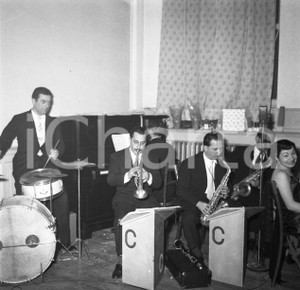 1953 BRESCIA orchestrina per veglia danzante Albergo del Gambero NEGATIVO ORIG Negativo originale in bianco e nero su pellicola.  E' SEVERAMENTE VIETATA LA RIPRODUZIONE.TUTTI I DIRITTI SONO RISERVATI.ICharta mette in vendita, sul negozio eBay e in esclusiva sul sito "icharta" il proprio archivio composto da numerose diapositive e negativi fotografici d'epoca, tutti originali e autentici.Si tratta di uno sguardo inedito sull'attualità, la politica, la vita quotidiana, il gossip e la cultura, che fotografa il cambiamento della nazione (e non solo) tra il 1890 ed il 1990 circa. Un'occasione unica per il mercato del collezionismo, che vede finalmente disponibile un archivio eccezionale per vastità, tematiche e condizioni, in un settore (il negativo fotografico e la diapositiva) di assoluta novità e dalle interessanti prospettive di investimento. CONDIZIONI:FAIR/discretoFORMATO: cm 6 x 6 originale e autentica 1