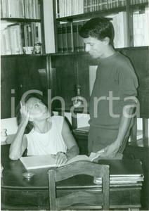 Fotografia d epoca originale 1965 ca ROMA Maria CUMANI Alessandro QUASIMODO in casa via CAPO LE CASE Foto 1