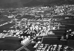 1960 BRESCIA ripresa aerea Ponte Crotte Oberdan Caserma Papa OM *NEGATIVO ORIG 1 Negativo originale in bianco e nero su pellicola.  E' SEVERAMENTE VIETATA LA RIPRODUZIONE.TUTTI I DIRITTI SONO RISERVATI.ICharta mette in vendita, sul negozio eBay e in esclusiva sul sito "icharta" il proprio archivio composto da numerose diapositive e negativi fotografici d'epoca, tutti originali e autentici.Si tratta di uno sguardo inedito sull'attualità, la politica, la vita quotidiana, il gossip e la cultura, che fotografa il cambiamento della nazione (e non solo) tra il 1890 ed il 1990 circa. Un'occasione unica per il mercato del collezionismo, che vede finalmente disponibile un archivio eccezionale per vastità, tematiche e condizioni, in un settore (il negativo fotografico e la diapositiva) di assoluta novità e dalle interessanti prospettive di investimento. CONDIZIONI:FAIR/discretoFORMATO: cm 9 x 6 originale e autentica 1