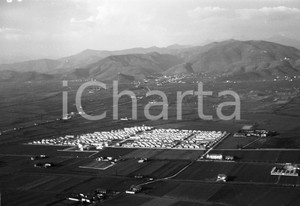 1960 BRESCIA ripresa aerea del Quartiere Violino NEGATIVO ORIGINALE 2 Negativo originale in bianco e nero su pellicola.  E' SEVERAMENTE VIETATA LA RIPRODUZIONE.TUTTI I DIRITTI SONO RISERVATI.ICharta mette in vendita, sul negozio eBay e in esclusiva sul sito "icharta" il proprio archivio composto da numerose diapositive e negativi fotografici d'epoca, tutti originali e autentici.Si tratta di uno sguardo inedito sull'attualità, la politica, la vita quotidiana, il gossip e la cultura, che fotografa il cambiamento della nazione (e non solo) tra il 1890 ed il 1990 circa. Un'occasione unica per il mercato del collezionismo, che vede finalmente disponibile un archivio eccezionale per vastità, tematiche e condizioni, in un settore (il negativo fotografico e la diapositiva) di assoluta novità e dalle interessanti prospettive di investimento. CONDIZIONI:FAIR/discretoFORMATO: cm 9 x 6 originale e autentica 1