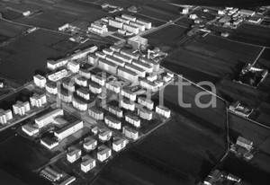 1960 BRESCIA ripresa aerea del Quartiere Lamarmora NEGATIVO ORIGINALE 1 Negativo originale in bianco e nero su pellicola.  E' SEVERAMENTE VIETATA LA RIPRODUZIONE.TUTTI I DIRITTI SONO RISERVATI.ICharta mette in vendita, sul negozio eBay e in esclusiva sul sito "icharta" il proprio archivio composto da numerose diapositive e negativi fotografici d'epoca, tutti originali e autentici.Si tratta di uno sguardo inedito sull'attualità, la politica, la vita quotidiana, il gossip e la cultura, che fotografa il cambiamento della nazione (e non solo) tra il 1890 ed il 1990 circa. Un'occasione unica per il mercato del collezionismo, che vede finalmente disponibile un archivio eccezionale per vastità, tematiche e condizioni, in un settore (il negativo fotografico e la diapositiva) di assoluta novità e dalle interessanti prospettive di investimento. CONDIZIONI:FAIR/discretoFORMATO: cm 9 x 6 originale e autentica 1