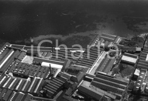 1960 SARNICO ripresa aerea manifattura Sebina NEGATIVO ORIGINALE 4 Negativo originale in bianco e nero su pellicola.  E' SEVERAMENTE VIETATA LA RIPRODUZIONE.TUTTI I DIRITTI SONO RISERVATI.ICharta mette in vendita, sul negozio eBay e in esclusiva sul sito "icharta" il proprio archivio composto da numerose diapositive e negativi fotografici d'epoca, tutti originali e autentici.Si tratta di uno sguardo inedito sull'attualità, la politica, la vita quotidiana, il gossip e la cultura, che fotografa il cambiamento della nazione (e non solo) tra il 1890 ed il 1990 circa. Un'occasione unica per il mercato del collezionismo, che vede finalmente disponibile un archivio eccezionale per vastità, tematiche e condizioni, in un settore (il negativo fotografico e la diapositiva) di assoluta novità e dalle interessanti prospettive di investimento. CONDIZIONI:FAIR/discretoFORMATO: cm 9 x 6 originale e autentica 1