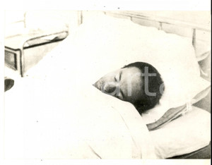 Fotografia d epoca originale 1963 GENOVA Gino PAOLI ricoverato dopo il tentato suicidio Foto 18x13 cm 1