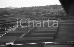 1960 VILLANUOVA SUL CLISI (BS) ripresa aerea NEGATIVO ORIGINALE 1 Negativo originale in bianco e nero su pellicola.  E' SEVERAMENTE VIETATA LA RIPRODUZIONE.TUTTI I DIRITTI SONO RISERVATI.ICharta mette in vendita, sul negozio eBay e in esclusiva sul sito "icharta" il proprio archivio composto da numerose diapositive e negativi fotografici d'epoca, tutti originali e autentici.Si tratta di uno sguardo inedito sull'attualità, la politica, la vita quotidiana, il gossip e la cultura, che fotografa il cambiamento della nazione (e non solo) tra il 1890 ed il 1990 circa. Un'occasione unica per il mercato del collezionismo, che vede finalmente disponibile un archivio eccezionale per vastità, tematiche e condizioni, in un settore (il negativo fotografico e la diapositiva) di assoluta novità e dalle interessanti prospettive di investimento. CONDIZIONI:FAIR/discretoFORMATO: cm 9 x 6 originale e autentica 1