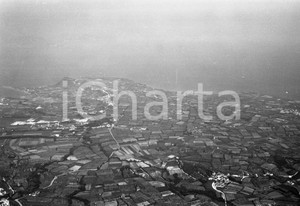 1961 MANERBA DEL GARDA (BS) ripresa aerea NEGATIVO ORIGINALE 1 Negativo originale in bianco e nero su pellicola.  E' SEVERAMENTE VIETATA LA RIPRODUZIONE.TUTTI I DIRITTI SONO RISERVATI.ICharta mette in vendita, sul negozio eBay e in esclusiva sul sito "icharta" il proprio archivio composto da numerose diapositive e negativi fotografici d'epoca, tutti originali e autentici.Si tratta di uno sguardo inedito sull'attualità, la politica, la vita quotidiana, il gossip e la cultura, che fotografa il cambiamento della nazione (e non solo) tra il 1890 ed il 1990 circa. Un'occasione unica per il mercato del collezionismo, che vede finalmente disponibile un archivio eccezionale per vastità, tematiche e condizioni, in un settore (il negativo fotografico e la diapositiva) di assoluta novità e dalle interessanti prospettive di investimento. CONDIZIONI:FAIR/discretoFORMATO: cm 9 x 6 originale e autentica 1