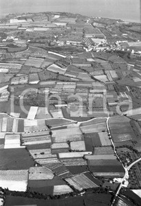 1961 MANERBA DEL GARDA (BS) ripresa aerea NEGATIVO ORIGINALE 5 Negativo originale in bianco e nero su pellicola.  E' SEVERAMENTE VIETATA LA RIPRODUZIONE.TUTTI I DIRITTI SONO RISERVATI.ICharta mette in vendita, sul negozio eBay e in esclusiva sul sito "icharta" il proprio archivio composto da numerose diapositive e negativi fotografici d'epoca, tutti originali e autentici.Si tratta di uno sguardo inedito sull'attualità, la politica, la vita quotidiana, il gossip e la cultura, che fotografa il cambiamento della nazione (e non solo) tra il 1890 ed il 1990 circa. Un'occasione unica per il mercato del collezionismo, che vede finalmente disponibile un archivio eccezionale per vastità, tematiche e condizioni, in un settore (il negativo fotografico e la diapositiva) di assoluta novità e dalle interessanti prospettive di investimento. CONDIZIONI:FAIR/discretoFORMATO: cm 9 x 6 originale e autentica 1