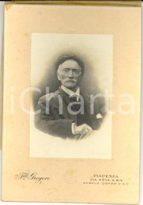Fotografia d epoca originale 1900 ca PIACENZA Ritratto maschile con cappello Foto F.lli GREGORI 11x16 1