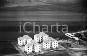 1962 MANTOVA ripresa aerea case Edison NEGATIVO ORIGINALE 1 Negativo originale in bianco e nero su pellicola.  E' SEVERAMENTE VIETATA LA RIPRODUZIONE.TUTTI I DIRITTI SONO RISERVATI.ICharta mette in vendita, sul negozio eBay e in esclusiva sul sito "icharta" il proprio archivio composto da numerose diapositive e negativi fotografici d'epoca, tutti originali e autentici.Si tratta di uno sguardo inedito sull'attualità, la politica, la vita quotidiana, il gossip e la cultura, che fotografa il cambiamento della nazione (e non solo) tra il 1890 ed il 1990 circa. Un'occasione unica per il mercato del collezionismo, che vede finalmente disponibile un archivio eccezionale per vastità, tematiche e condizioni, in un settore (il negativo fotografico e la diapositiva) di assoluta novità e dalle interessanti prospettive di investimento. CONDIZIONI:FAIR/discretoFORMATO: cm 9 x 6 originale e autentica 1