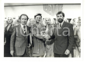1990 ca TELEMIKE Mike BONGIORNO - Campioni Isabella LAMA Giulio MARLIA (2) Fotografia di agenzia. CONDIZIONI: GFORMATO: 24x18 cm  originale e autentica 1