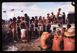 1975 INDIANA (USA) Mr and Mrs nude fest EROTICA 35mm vintage slide 3 Diapositiva originale a colori, in formato 35 mm.Per i diritti rivolgersi a ICharta.ICharta mette in vendita, sul negozio eBay e in esclusiva sul sito "icharta" il proprio archivio composto da numerose diapositive e negativi fotografici d'epoca, tutti originali e autentici.Si tratta di uno sguardo inedito sull'attualità, la politica, la vita quotidiana, il gossip e la cultura, che fotografa il cambiamento della nazione (e non solo) tra il 1890 ed il 1990 circa. Un'occasione unica per il mercato del collezionismo, che vede finalmente disponibile un archivio eccezionale per vastità, tematiche e condizioni, in un settore (il negativo fotografico e la diapositiva) di assoluta novità e dalle interessanti prospettive di investimento. CONDIZIONI:FAIR/discretoFORMATO: 35mm originale e autentica 1