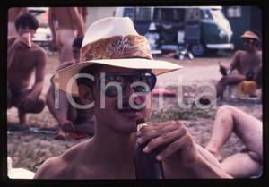 1975 INDIANA (USA) Mr and Mrs nude fest EROTICA 35mm vintage slide 4 Diapositiva originale a colori, in formato 35 mm.Per i diritti rivolgersi a ICharta.ICharta mette in vendita, sul negozio eBay e in esclusiva sul sito "icharta" il proprio archivio composto da numerose diapositive e negativi fotografici d'epoca, tutti originali e autentici.Si tratta di uno sguardo inedito sull'attualità, la politica, la vita quotidiana, il gossip e la cultura, che fotografa il cambiamento della nazione (e non solo) tra il 1890 ed il 1990 circa. Un'occasione unica per il mercato del collezionismo, che vede finalmente disponibile un archivio eccezionale per vastità, tematiche e condizioni, in un settore (il negativo fotografico e la diapositiva) di assoluta novità e dalle interessanti prospettive di investimento. CONDIZIONI:FAIR/discretoFORMATO: 35mm originale e autentica 1