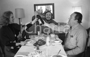 1977 Luciano PAVAROTTI  dinner in CHIGAGO *NEGATIVO ORIGINALE 35mm (2) Negativo originale in bianco e nero, in formato 35 mm.Per i diritti rivolgersi a ICharta.ICharta mette in vendita, sul negozio eBay e in esclusiva sul sito "icharta" il proprio archivio composto da numerose diapositive e negativi fotografici d'epoca, tutti originali e autentici.Si tratta di uno sguardo inedito sull'attualità, la politica, la vita quotidiana, il gossip e la cultura, che fotografa il cambiamento della nazione (e non solo) tra il 1890 ed il 1990 circa. Un'occasione unica per il mercato del collezionismo, che vede finalmente disponibile un archivio eccezionale per vastità, tematiche e condizioni, in un settore (il negativo fotografico e la diapositiva) di assoluta novità e dalle interessanti prospettive di investimento. CONDIZIONI:FAIR/discretoFORMATO: 35mm originale e autentica 1