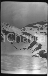 1930 OROPA Lago Mucrone paesaggio invernale *6X4cm NEGATIVO ORIGINALE Negativo originale in bianco e nero (su pellicola), in formato cm 6 x 4E' severamente vietata la riproduzione. Tutti i diritti sono riservati. ICharta mette in vendita, sul negozio eBay e in esclusiva sul sito "icharta" il proprio archivio composto da numerose diapositive e negativi fotografici d'epoca, tutti originali e autentici, che attraversano la storia del costume italiano tra gli la fine degli anni Sessanta e Novanta.Si tratta di uno sguardo inedito sull'attualità, la politica, la vita quotidiana, il gossip e la cultura, che fotografa il cambiamento della nazione in quest'ultimo scorcio del XX secolo. Un'occasione unica per il mercato del collezionismo, che vede finalmente disponibile un archivio eccezionale per vastità, tematiche e condizioni, in un settore (il negativo fotografico e la diapositiva) di assoluta novità e dalle interessanti prospettive di investimento. CONDIZIONI:FAIR/discretoFORMATO: cm 6 x 4 originale e autentica 1