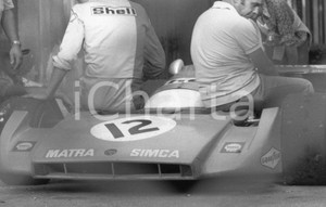 1971 MONZA Matra Simca di Chris AMON poleman NEGATIVO ORIGINALE Negativo originale in bianco e nero su pellicola.  E' SEVERAMENTE VIETATA LA RIPRODUZIONE.TUTTI I DIRITTI SONO RISERVATI.ICharta mette in vendita, sul negozio eBay e in esclusiva sul sito "icharta" il proprio archivio composto da numerose diapositive e negativi fotografici d'epoca, tutti originali e autentici.Si tratta di uno sguardo inedito sull'attualità, la politica, la vita quotidiana, il gossip e la cultura, che fotografa il cambiamento della nazione (e non solo) tra il 1890 ed il 1990 circa. Un'occasione unica per il mercato del collezionismo, che vede finalmente disponibile un archivio eccezionale per vastità, tematiche e condizioni, in un settore (il negativo fotografico e la diapositiva) di assoluta novità e dalle interessanti prospettive di investimento. CONDIZIONI:FAIR/discretoFORMATO: cm 3,5 x 3,5 originale e autentica 1