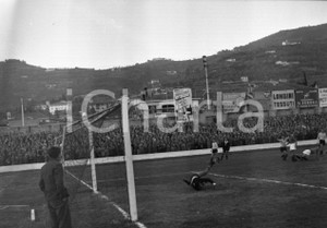 1952 Calcio SERIE B BRESCIA 4 SIRACUSA 1  *NEGATIVO ORIGINALE Campionato 1952/53 serie B Negativo originale in bianco e nero su pellicola.  E' SEVERAMENTE VIETATA LA RIPRODUZIONE.TUTTI I DIRITTI SONO RISERVATI.ICharta mette in vendita, sul negozio eBay e in esclusiva sul sito "icharta" il proprio archivio composto da numerose diapositive e negativi fotografici d'epoca, tutti originali e autentici.Si tratta di uno sguardo inedito sull'attualità, la politica, la vita quotidiana, il gossip e la cultura, che fotografa il cambiamento della nazione (e non solo) tra il 1890 ed il 1990 circa. Un'occasione unica per il mercato del collezionismo, che vede finalmente disponibile un archivio eccezionale per vastità, tematiche e condizioni, in un settore (il negativo fotografico e la diapositiva) di assoluta novità e dalle interessanti prospettive di investimento. CONDIZIONI:FAIR/discretoFORMATO: cm 6 x 4,5 originale e autentica 1