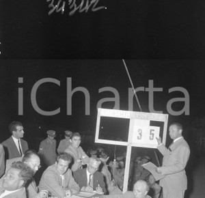 CICLISMO 1952 in notturna al Rigamonti Brescia con Fausto COPPI NEGATIVO ORIG. Negativo originale in bianco e nero su pellicola.  E' SEVERAMENTE VIETATA LA RIPRODUZIONE.TUTTI I DIRITTI SONO RISERVATI.ICharta mette in vendita, sul negozio eBay e in esclusiva sul sito "icharta" il proprio archivio composto da numerose diapositive e negativi fotografici d'epoca, tutti originali e autentici.Si tratta di uno sguardo inedito sull'attualità, la politica, la vita quotidiana, il gossip e la cultura, che fotografa il cambiamento della nazione (e non solo) tra il 1890 ed il 1990 circa. Un'occasione unica per il mercato del collezionismo, che vede finalmente disponibile un archivio eccezionale per vastità, tematiche e condizioni, in un settore (il negativo fotografico e la diapositiva) di assoluta novità e dalle interessanti prospettive di investimento. CONDIZIONI:FAIR/discretoFORMATO: cm 6 x 6 originale e autentica 1