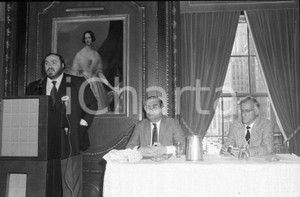 1977 Luciano PAVAROTTI  receives award in CHICAGO *NEGATIVO ORIGINALE Diapositiva originale in bianco e nero, in formato 35 mm.Per i diritti rivolgersi a ICharta.ICharta mette in vendita, sul negozio eBay e in esclusiva sul sito "icharta" il proprio archivio composto da numerose diapositive e negativi fotografici d'epoca, tutti originali e autentici.Si tratta di uno sguardo inedito sull'attualità, la politica, la vita quotidiana, il gossip e la cultura, che fotografa il cambiamento della nazione (e non solo) tra il 1890 ed il 1990 circa. Un'occasione unica per il mercato del collezionismo, che vede finalmente disponibile un archivio eccezionale per vastità, tematiche e condizioni, in un settore (il negativo fotografico e la diapositiva) di assoluta novità e dalle interessanti prospettive di investimento. CONDIZIONI:FAIR/discretoFORMATO: 35mm originale e autentica 1