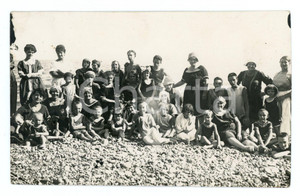 1920 ca LIGURIA Bambini alla colonia estiva - Foto 14x8 cm Fotografia d'epoca in formato cartolina postale, con didascalie al recto. CONDIZIONI:POOR/danneggiato Lievi smussature agli angoli, lievi brunitureFORMATO: 14x8 cm originale e autentica 1