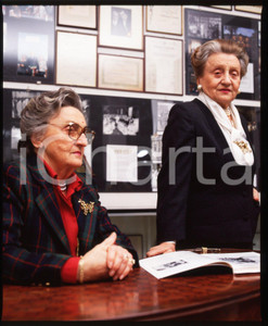 1985ca ATELIER SORELLE FONTANA Micol Giovanna FONTANA  *DIAPOSITIVA ORIGINALE 2 Positivo originale a colori, in formato cm 6 x 7.Per i diritti rivolgersi a ICharta.ICharta mette in vendita, sul negozio eBay e in esclusiva sul sito "icharta" il proprio archivio composto da numerose diapositive e negativi fotografici d'epoca, tutti originali e autentici.Si tratta di uno sguardo inedito sull'attualità, la politica, la vita quotidiana, il gossip e la cultura, che fotografa il cambiamento della nazione (e non solo) tra il 1890 ed il 1990 circa. Un'occasione unica per il mercato del collezionismo, che vede finalmente disponibile un archivio eccezionale per vastità, tematiche e condizioni, in un settore (il negativo fotografico e la diapositiva) di assoluta novità e dalle interessanti prospettive di investimento. CONDIZIONI:FAIR/discretoFORMATO: cm 6 x 7 originale e autentica 1