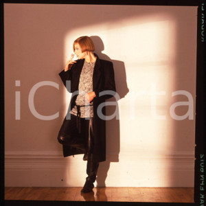 1980 ca Jodie FOSTER ritratto dell'attrice DIAPOSITIVA ORIGINALE 2 Positivo originale a colori, in formato cm 6 x 6.Per i diritti rivolgersi a ICharta.ICharta mette in vendita, sul negozio eBay e in esclusiva sul sito "icharta" il proprio archivio composto da numerose diapositive e negativi fotografici d'epoca, tutti originali e autentici.Si tratta di uno sguardo inedito sull'attualità, la politica, la vita quotidiana, il gossip e la cultura, che fotografa il cambiamento della nazione (e non solo) tra il 1890 ed il 1990 circa. Un'occasione unica per il mercato del collezionismo, che vede finalmente disponibile un archivio eccezionale per vastità, tematiche e condizioni, in un settore (il negativo fotografico e la diapositiva) di assoluta novità e dalle interessanti prospettive di investimento. CONDIZIONI:FAIR/discretoFORMATO: cm 6 x 6 originale e autentica 1