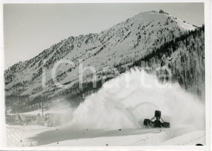 1955 ca MONTGENÈVRE (FRANCE) Dimostrazione degli spazzaneve - Foto 17x12 cm (4) Fotografia d'epoca. CONDIZIONI:FAIR/discreto Lievi smussature agli angoliFORMATO: 17x12 cm originale e autentica 1
