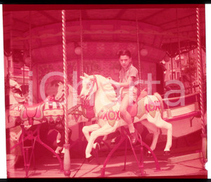 1952? MILANO Giostra Meneghetti Spettacoli Viaggianti *DIAPOSITIVA ORIGINALE Positivo originale a colori, in formato cm 6 x 6.Per i diritti rivolgersi a ICharta.ICharta mette in vendita, sul negozio eBay e in esclusiva sul sito "icharta" il proprio archivio composto da numerose diapositive e negativi fotografici d'epoca, tutti originali e autentici.Si tratta di uno sguardo inedito sull'attualità, la politica, la vita quotidiana, il gossip e la cultura, che fotografa il cambiamento della nazione (e non solo) tra il 1890 ed il 1990 circa. Un'occasione unica per il mercato del collezionismo, che vede finalmente disponibile un archivio eccezionale per vastità, tematiche e condizioni, in un settore (il negativo fotografico e la diapositiva) di assoluta novità e dalle interessanti prospettive di investimento. CONDIZIONI:POOR/danneggiato Pellicola rozzamente rifilata e alterata dal tempo (virata al rosso)FORMATO: cm 6 x 6 originale e autentica 1