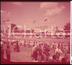 1952 MONZA Gran Premio ITALIA *DIAPOSITIVA ORIGINALE* Positivo originale a colori, in formato cm 6 x 6.Per i diritti rivolgersi a ICharta.ICharta mette in vendita, sul negozio eBay e in esclusiva sul sito "icharta" il proprio archivio composto da numerose diapositive e negativi fotografici d'epoca, tutti originali e autentici.Si tratta di uno sguardo inedito sull'attualità, la politica, la vita quotidiana, il gossip e la cultura, che fotografa il cambiamento della nazione (e non solo) tra il 1890 ed il 1990 circa. Un'occasione unica per il mercato del collezionismo, che vede finalmente disponibile un archivio eccezionale per vastità, tematiche e condizioni, in un settore (il negativo fotografico e la diapositiva) di assoluta novità e dalle interessanti prospettive di investimento. CONDIZIONI:POOR/danneggiato Pellicola rozzamente rifilata e alterata dal tempo (virata al rosso)FORMATO: cm 6 x 6 originale e autentica 1