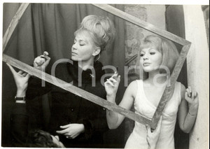 Fotografia d epoca originale 1960 ca PARIS Ritratto di due giovani attrici in una cornice Foto 26x18 1