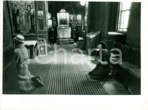 Fotografia d epoca originale 1989 BUCAREST ROMANIAN REVOLUTION Donne in preghiera in Chiesa ortodossa FOTO 1