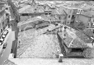 1962 BRESCIA vista sui tetti di contrada S. Croce NEGATIVO ORIGINALE 3 Nel negativo l'area per costruzione sede Banca Popolare di NovaraNegativo originale in bianco e nero su pellicola.  E' SEVERAMENTE VIETATA LA RIPRODUZIONE.TUTTI I DIRITTI SONO RISERVATI.ICharta mette in vendita, sul negozio eBay e in esclusiva sul sito "icharta" il proprio archivio composto da numerose diapositive e negativi fotografici d'epoca, tutti originali e autentici.Si tratta di uno sguardo inedito sull'attualità, la politica, la vita quotidiana, il gossip e la cultura, che fotografa il cambiamento della nazione (e non solo) tra il 1890 ed il 1990 circa. Un'occasione unica per il mercato del collezionismo, che vede finalmente disponibile un archivio eccezionale per vastità, tematiche e condizioni, in un settore (il negativo fotografico e la diapositiva) di assoluta novità e dalle interessanti prospettive di investimento. CONDIZIONI:FAIR/discretoFORMATO: cm 6 x 9 originale e autentica 1