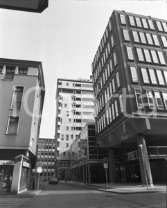 1968 BRESCIA palazzi del boom edilizio in via Einaudi NEGATIVO ORIGINALE 1 Negativo originale in bianco e nero su pellicola.  E' SEVERAMENTE VIETATA LA RIPRODUZIONE.TUTTI I DIRITTI SONO RISERVATI.ICharta mette in vendita, sul negozio eBay e in esclusiva sul sito "icharta" il proprio archivio composto da numerose diapositive e negativi fotografici d'epoca, tutti originali e autentici.Si tratta di uno sguardo inedito sull'attualità, la politica, la vita quotidiana, il gossip e la cultura, che fotografa il cambiamento della nazione (e non solo) tra il 1890 ed il 1990 circa. Un'occasione unica per il mercato del collezionismo, che vede finalmente disponibile un archivio eccezionale per vastità, tematiche e condizioni, in un settore (il negativo fotografico e la diapositiva) di assoluta novità e dalle interessanti prospettive di investimento. CONDIZIONI:FAIR/discretoFORMATO: cm 6 x 7 originale e autentica 1