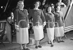 1953 BRESCIA CIRCO DARIX TOGNI le maschere d'accoglienza *NEGATIVO ORIGINALE Negativo originale in bianco e nero su pellicola.  E' SEVERAMENTE VIETATA LA RIPRODUZIONE.TUTTI I DIRITTI SONO RISERVATI.ICharta mette in vendita, sul negozio eBay e in esclusiva sul sito "icharta" il proprio archivio composto da numerose diapositive e negativi fotografici d'epoca, tutti originali e autentici.Si tratta di uno sguardo inedito sull'attualità, la politica, la vita quotidiana, il gossip e la cultura, che fotografa il cambiamento della nazione (e non solo) tra il 1890 ed il 1990 circa. Un'occasione unica per il mercato del collezionismo, che vede finalmente disponibile un archivio eccezionale per vastità, tematiche e condizioni, in un settore (il negativo fotografico e la diapositiva) di assoluta novità e dalle interessanti prospettive di investimento. CONDIZIONI:FAIR/discretoFORMATO: cm 9 x 6 originale e autentica 1