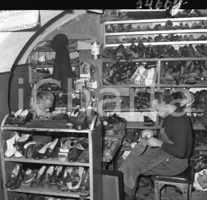 1980 BRESCIA calzolaio di c.so Palestro al lavoro NEGATIVO ORIGINALE 6 Negativo originale in bianco e nero su pellicola.  E' SEVERAMENTE VIETATA LA RIPRODUZIONE.TUTTI I DIRITTI SONO RISERVATI.ICharta mette in vendita, sul negozio eBay e in esclusiva sul sito "icharta" il proprio archivio composto da numerose diapositive e negativi fotografici d'epoca, tutti originali e autentici.Si tratta di uno sguardo inedito sull'attualità, la politica, la vita quotidiana, il gossip e la cultura, che fotografa il cambiamento della nazione (e non solo) tra il 1890 ed il 1990 circa. Un'occasione unica per il mercato del collezionismo, che vede finalmente disponibile un archivio eccezionale per vastità, tematiche e condizioni, in un settore (il negativo fotografico e la diapositiva) di assoluta novità e dalle interessanti prospettive di investimento. CONDIZIONI:FAIR/discretoFORMATO: cm 6 x 6 originale e autentica 1