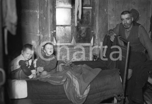 1954  BRESCIA il dramma degli sfrattati al Carmine *NEGATIVO ORIGINALE 2 Negativo originale in bianco e nero su pellicola.  E' SEVERAMENTE VIETATA LA RIPRODUZIONE.TUTTI I DIRITTI SONO RISERVATI.ICharta mette in vendita, sul negozio eBay e in esclusiva sul sito "icharta" il proprio archivio composto da numerose diapositive e negativi fotografici d'epoca, tutti originali e autentici.Si tratta di uno sguardo inedito sull'attualità, la politica, la vita quotidiana, il gossip e la cultura, che fotografa il cambiamento della nazione (e non solo) tra il 1890 ed il 1990 circa. Un'occasione unica per il mercato del collezionismo, che vede finalmente disponibile un archivio eccezionale per vastità, tematiche e condizioni, in un settore (il negativo fotografico e la diapositiva) di assoluta novità e dalle interessanti prospettive di investimento. CONDIZIONI:FAIR/discretoFORMATO: cm 9 x 6 originale e autentica 1