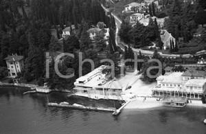 1960 GARDONE RIVIERA (BS) ripresa aerea del paese sul lago NEGATIVO ORIGINALE 7 Negativo originale in bianco e nero su pellicola.  E' SEVERAMENTE VIETATA LA RIPRODUZIONE.TUTTI I DIRITTI SONO RISERVATI.ICharta mette in vendita, sul negozio eBay e in esclusiva sul sito "icharta" il proprio archivio composto da numerose diapositive e negativi fotografici d'epoca, tutti originali e autentici.Si tratta di uno sguardo inedito sull'attualità, la politica, la vita quotidiana, il gossip e la cultura, che fotografa il cambiamento della nazione (e non solo) tra il 1890 ed il 1990 circa. Un'occasione unica per il mercato del collezionismo, che vede finalmente disponibile un archivio eccezionale per vastità, tematiche e condizioni, in un settore (il negativo fotografico e la diapositiva) di assoluta novità e dalle interessanti prospettive di investimento. CONDIZIONI:FAIR/discretoFORMATO: cm 9 x 6 originale e autentica 1