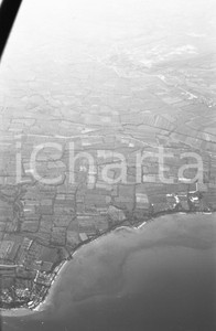 1961 MANERBA (BS) ripresa aerea della zona e del Garda NEGATIVO ORIGINALE 15 Negativo originale in bianco e nero su pellicola.  E' SEVERAMENTE VIETATA LA RIPRODUZIONE.TUTTI I DIRITTI SONO RISERVATI.ICharta mette in vendita, sul negozio eBay e in esclusiva sul sito "icharta" il proprio archivio composto da numerose diapositive e negativi fotografici d'epoca, tutti originali e autentici.Si tratta di uno sguardo inedito sull'attualità, la politica, la vita quotidiana, il gossip e la cultura, che fotografa il cambiamento della nazione (e non solo) tra il 1890 ed il 1990 circa. Un'occasione unica per il mercato del collezionismo, che vede finalmente disponibile un archivio eccezionale per vastità, tematiche e condizioni, in un settore (il negativo fotografico e la diapositiva) di assoluta novità e dalle interessanti prospettive di investimento. CONDIZIONI:FAIR/discretoFORMATO: cm 9 x 6 originale e autentica 1