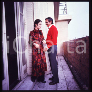 1970 ca PARIS Olga KARLATOS e Nikos PAPATAKIS *DIAPOSITIVA ORIGINALE Positivo originale a colori, in formato cm 6 x 6.Per i diritti rivolgersi a ICharta.ICharta mette in vendita, sul negozio eBay e in esclusiva sul sito "icharta" il proprio archivio composto da numerose diapositive e negativi fotografici d'epoca, tutti originali e autentici.Si tratta di uno sguardo inedito sull'attualità, la politica, la vita quotidiana, il gossip e la cultura, che fotografa il cambiamento della nazione (e non solo) tra il 1890 ed il 1990 circa. Un'occasione unica per il mercato del collezionismo, che vede finalmente disponibile un archivio eccezionale per vastità, tematiche e condizioni, in un settore (il negativo fotografico e la diapositiva) di assoluta novità e dalle interessanti prospettive di investimento. CONDIZIONI:FAIR/discretoFORMATO: cm 6 x 6 originale e autentica 1