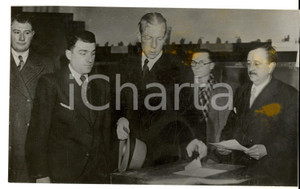 Fotografia d epoca originale 1945 ca BRUXELLES Reggente Carlo Teodoro del BELGIO alle urne RIPRODUZIONE 1