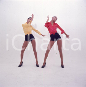 1974 Antonella e Nadia COCCONCELLI photoshoot  *DIAPOSITIVA ORIGINALE 1 Diapositiva originale a colori su pellicola.Per i diritti rivolgersi a ICharta.ICharta mette in vendita, sul negozio eBay e in esclusiva sul sito "icharta" il proprio archivio composto da numerose diapositive e negativi fotografici d'epoca, tutti originali e autentici.Si tratta di uno sguardo inedito sull'attualità, la politica, la vita quotidiana, il gossip e la cultura, che fotografa il cambiamento della nazione (e non solo) tra il 1890 ed il 1990 circa. Un'occasione unica per il mercato del collezionismo, che vede finalmente disponibile un archivio eccezionale per vastità, tematiche e condizioni, in un settore (il negativo fotografico e la diapositiva) di assoluta novità e dalle interessanti prospettive di investimento. CONDIZIONI:FAIR/discretoFORMATO: cm 6 x 6 originale e autentica 1